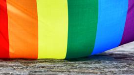 Parlamento de Hungría aprueba ley que impide adopción a las parejas LGBTI+