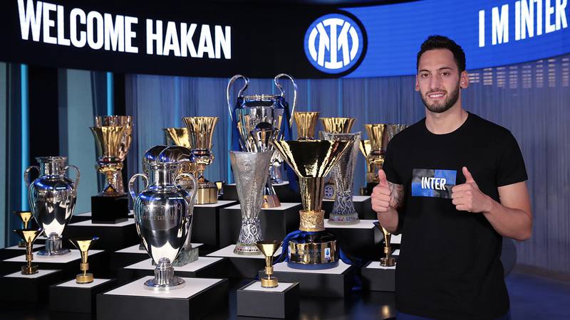 Hakan Çalhanoğlu firma contrato con Inter hasta 2024