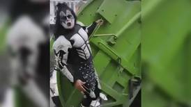 ‘La basura ft. The Demon’: Trabajador de limpieza se disfraza de integrante de Kiss