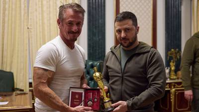 Sean Penn le ‘presta’ su premio Oscar a Zelenski hasta que gane la guerra en Ucrania