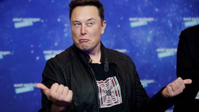 ¡Qué decidan los tuiteros! Musk pregunta si debe vender el 10% de sus acciones de Tesla