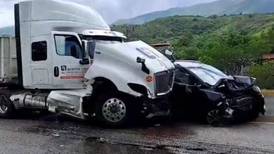 Tráiler embiste a 8 vehículos en Autopista del Sol; se reportan 12 heridos
