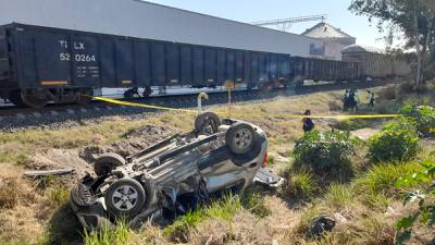 Accidente en Zapopan: Automovilista intentó ganarle el paso al tren; hay una mujer lesionada 