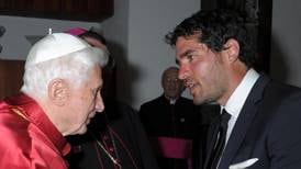 Eduardo Verástegui publica fotos con Benedicto XVI y dedica mensaje; ‘le llueven’ críticas