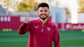‘Tecatito’ Corona vuelve a entrenar con el Sevilla; ¿Se cumplió el pronóstico de recuperación?