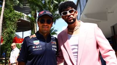 Ya llegó tu tiburón: ‘Checo’ y Bad Bunny arriban juntos al Miami GP