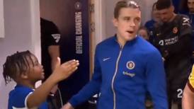 Chelsea defiende a Gallagher tras supuestamente ignorar a un niño: ‘El video se sacó de contexto’