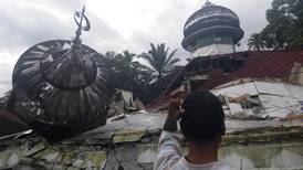 11 muertos y 388 heridos, saldo de sismo de magnitud 6.2 en Indonesia 