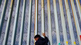 Demócratas preparan plan de seguridad fronteriza con tecnología y sin muro
