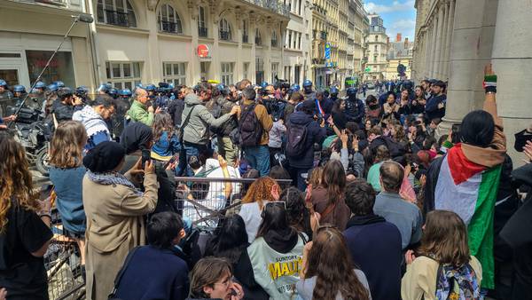 Policías entran a la Universidad de París para expulsar a estudiantes pro Palestina
