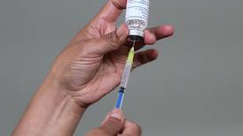 ¿Tomar antibióticos reduce la efectividad de la vacuna contra COVID? 