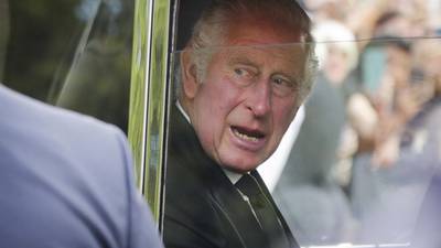 Rey Carlos III ‘saca la tijera real’: Despide a 100 empleados tras asumir el trono