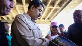 Mientras Maduro se queda en Venezuela, su equipo viaja por el mundo para ganar tiempo