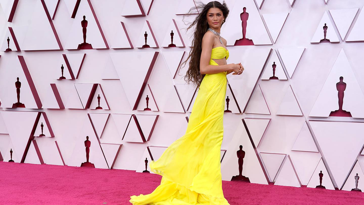 Los 6 vestidos que 'se llevaron' la alfombra roja de los Oscar 2021 – El  Financiero