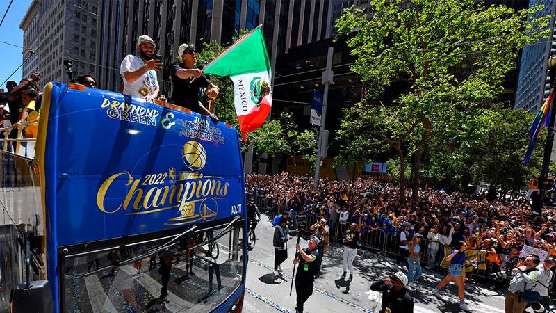 Toscano es el primer mexicano en ser campeón de la NBA.