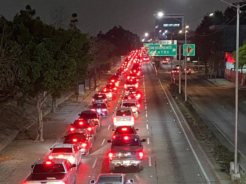 Personas hicieron fila en sus autos desde la madrugada, tras el anuncio de apertura de fronteras entre México y EU.
