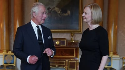 Carlos III: ¿A qué se deben los ‘dedos de salchicha’ del rey del Reino Unido?