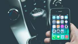 Los adictos al teléfono no paran de enviar mensajes y revisar apps mientras conducen 