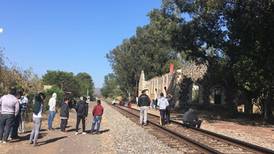 Normalistas bloquean vías del tren en Michoacán
