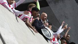 ‘Este campeonato es para ustedes’: Ajax funde trofeo para compartirlo con aficionados  