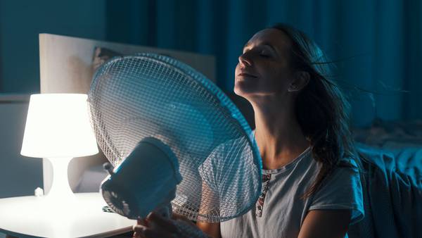 ¿Resfriado en primevera? Estos son los riesgos de prender el ventilador o el aire acondicionado toda la noche