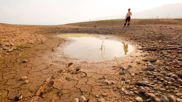 Agua de lluvia ya no es potable en ninguna parte del mundo; estudio explica por qué