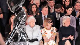 Reina Isabel II, invitada de honor a la Semana de la Moda