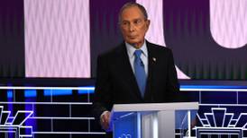 Michael Bloomberg debuta y es atacado por todos los aspirantes en debate demócrata