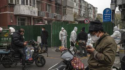 COVID en China escala: Supera récord con 30 mil contagios