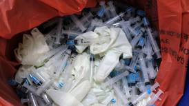 Pandemia de COVID genera miles de toneladas de residuos médicos, alerta la OMS