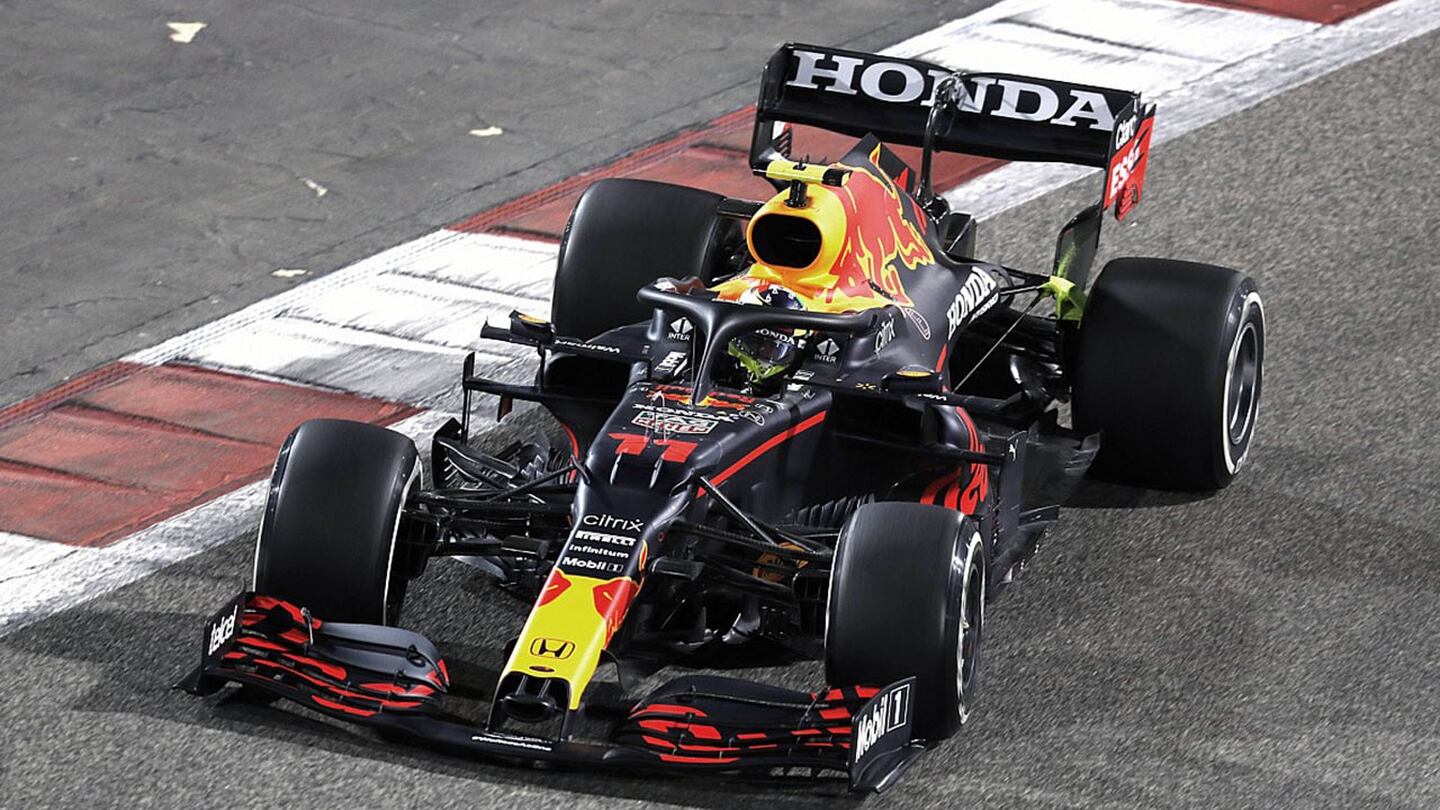 El bólido de Sergio Pérez se apagó por completo en la vuelta de calentamiento del GP de Bahrein.