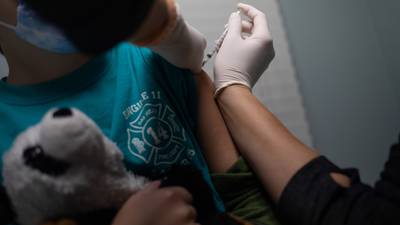 Vacuna COVID de Pfizer para niñas y niños es 73% efectiva contra la enfermedad