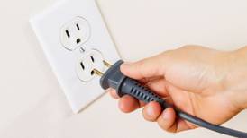 Esto te cuesta mantener conectados tus electrodomésticos a la luz cuando están apagados