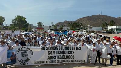 Personal de salud marcha en Los Cabos; piden justicia para doctor acusado de comprar fentanilo