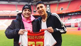 Edson Álvarez recibe a Peso Pluma en estadio del Ajax de Ámsterdam ‘con regalo y todo’