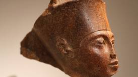 Subastan escultura de Tutankamón en 5.9 mdd; Egipto dice que fue robada
