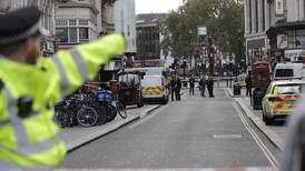 Apuñalan a dos policías en el centro de Londres; autoridades descartan terrorismo
