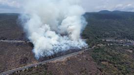 Justo en vacaciones: Filas kilométricas en la México-Cuernavaca por incendio forestal
