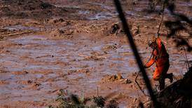 Aumenta a 65 el número de víctimas por colapso de represa minera en Brasil