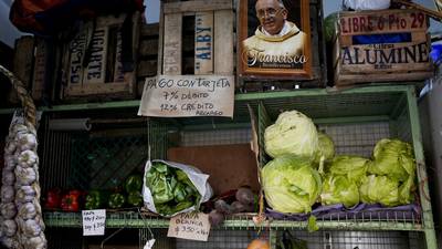 Inflación en Argentina llega al 108.8 % en abril; personas eliminan carne de sus dietas