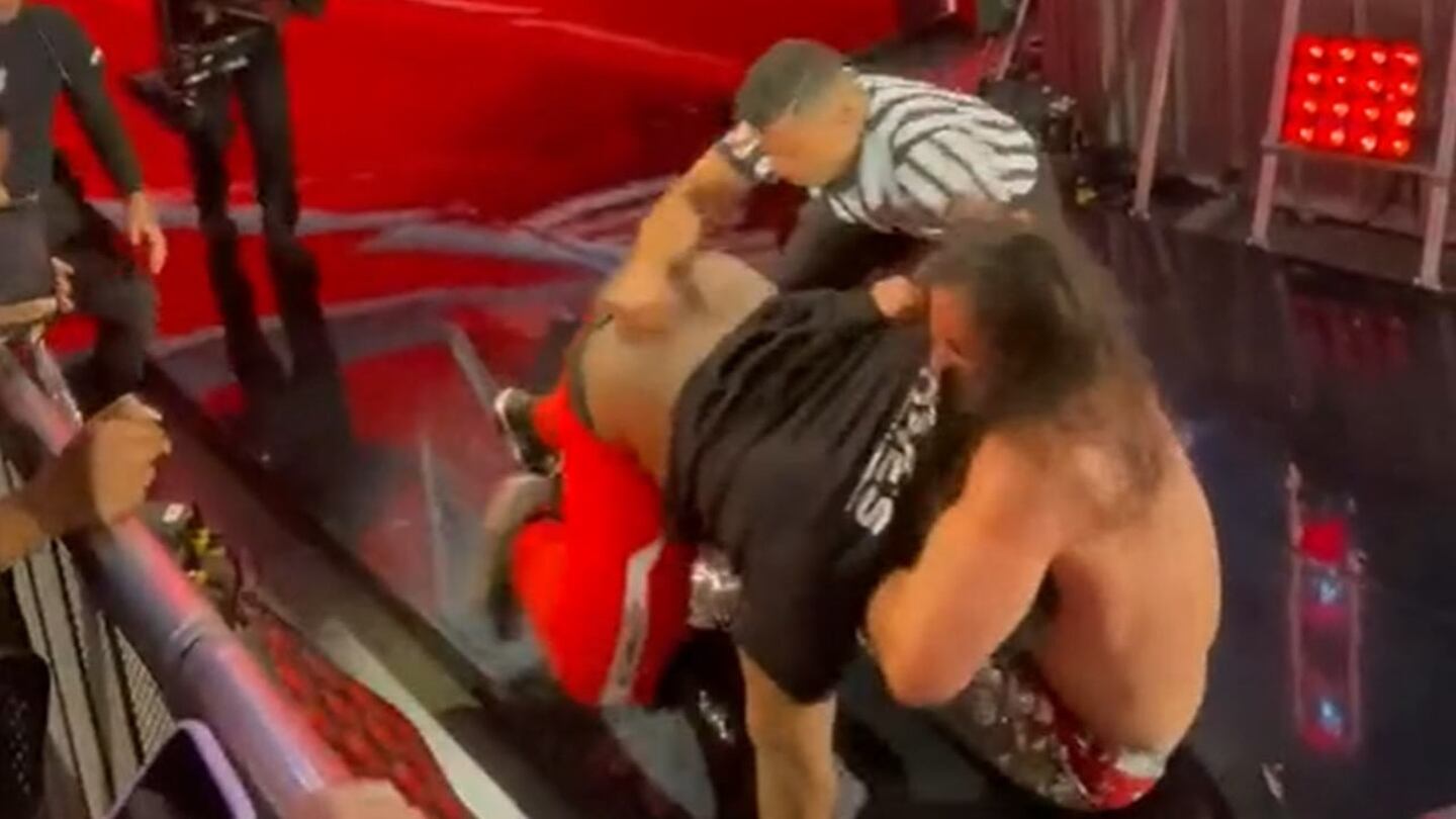 ¡De locura! Un aficionado atacó a Seth Rollins en Monday Night RAW