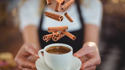 ¿Qué efecto tiene tomar café con canela?