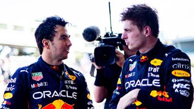 The Race y otros medios critican a Verstappen por no ayudar a ‘Checo’ en Brasil; ‘Fue miope’