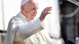 ‘El médico me pidió no caminar’: Papa Francisco asegura que su pierna ‘no está bien’