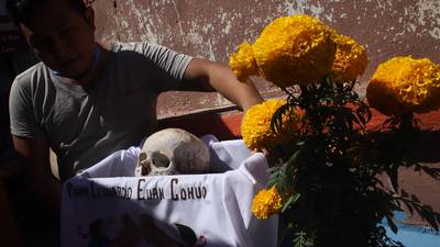 Día de Muertos: ¿Qué es la Limpieza de los Santos Restos y por qué usan los huesos de difuntos?