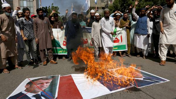 Mundo musulmán protesta contra Francia y pide boicot por caricaturas de Mahoma 