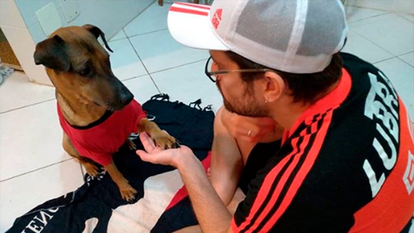 Un hincha de Flamengo entrega su entrada de la semifinal para poder pagar el tratamiento de su perro