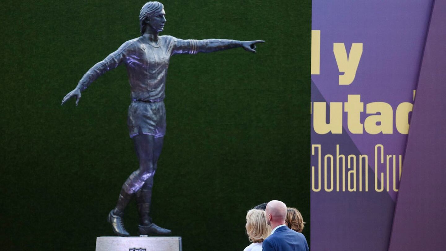 ¡Espectacular! La estatua de Johan Cruyff ya luce en la explanada del Camp Nou
