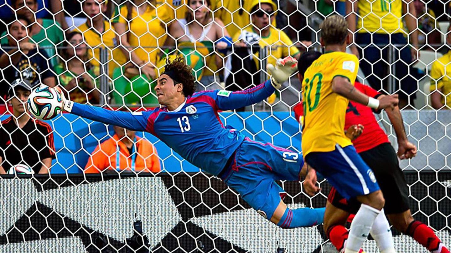 ¡FIFA recordó las atajadas de Ochoa contra Brasil en el Mundial de 2014!