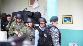 Elecciones en Ecuador como en zona de guerra: Christian Zurita vota con casco y chaleco antibalas